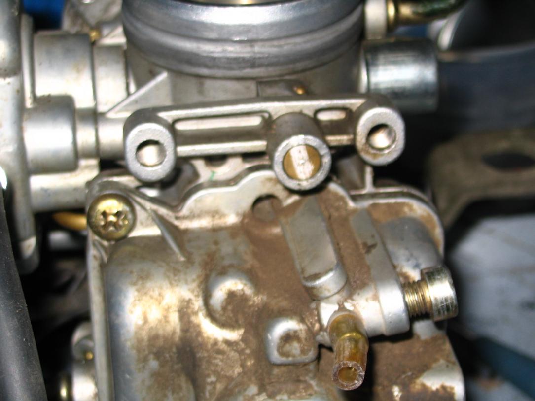 How do you adjust a Polaris carburetor?